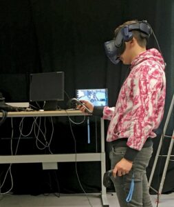 Auszubildender bei der praktischen Erprobung der VR